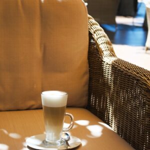 Capuccino con espuma cremosa servido en Kochü, restaurante en Vichuquén con vista al Lago