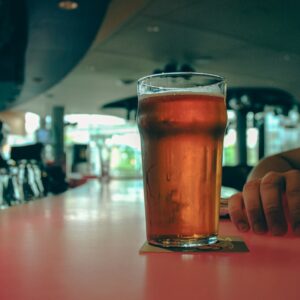 Cerveza ámbar artesanal servida en Kochü, restaurante en Vichuquén con vista al Lago