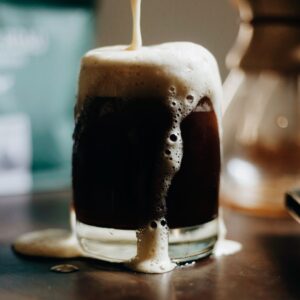 Cerveza artesanal de 12 grados con sabor intenso servida en Kochü, restaurante en Vichuquén con vista al Lago