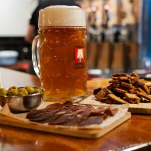 Cerveza IPA artesanal con sabor lupulado servida en Kochü, restaurante en Vichuquén con vista al Lago