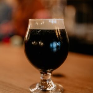 Cerveza negra artesanal servida en Kochü, restaurante en Vichuquén con vista al Lago