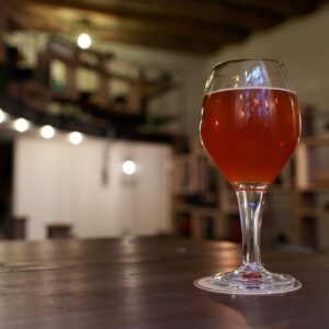 Cerveza roja artesanal con cuerpo intenso servida en Kochü, restaurante en Vichuquén frente al Lago