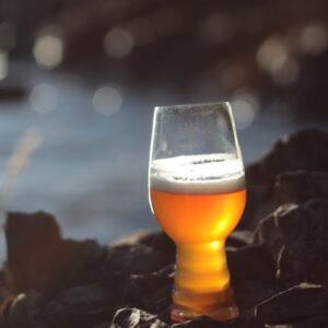 Cerveza rubia artesanal de sabor suave servida en Kochü, restaurante en Vichuquén con vista al Lago