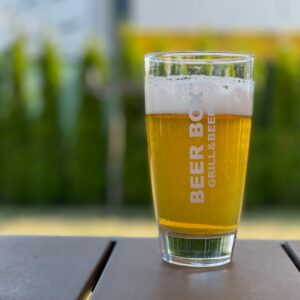 Cerveza rubia artesanal servida en Kochü, restaurante en Vichuquén con vista al Lago