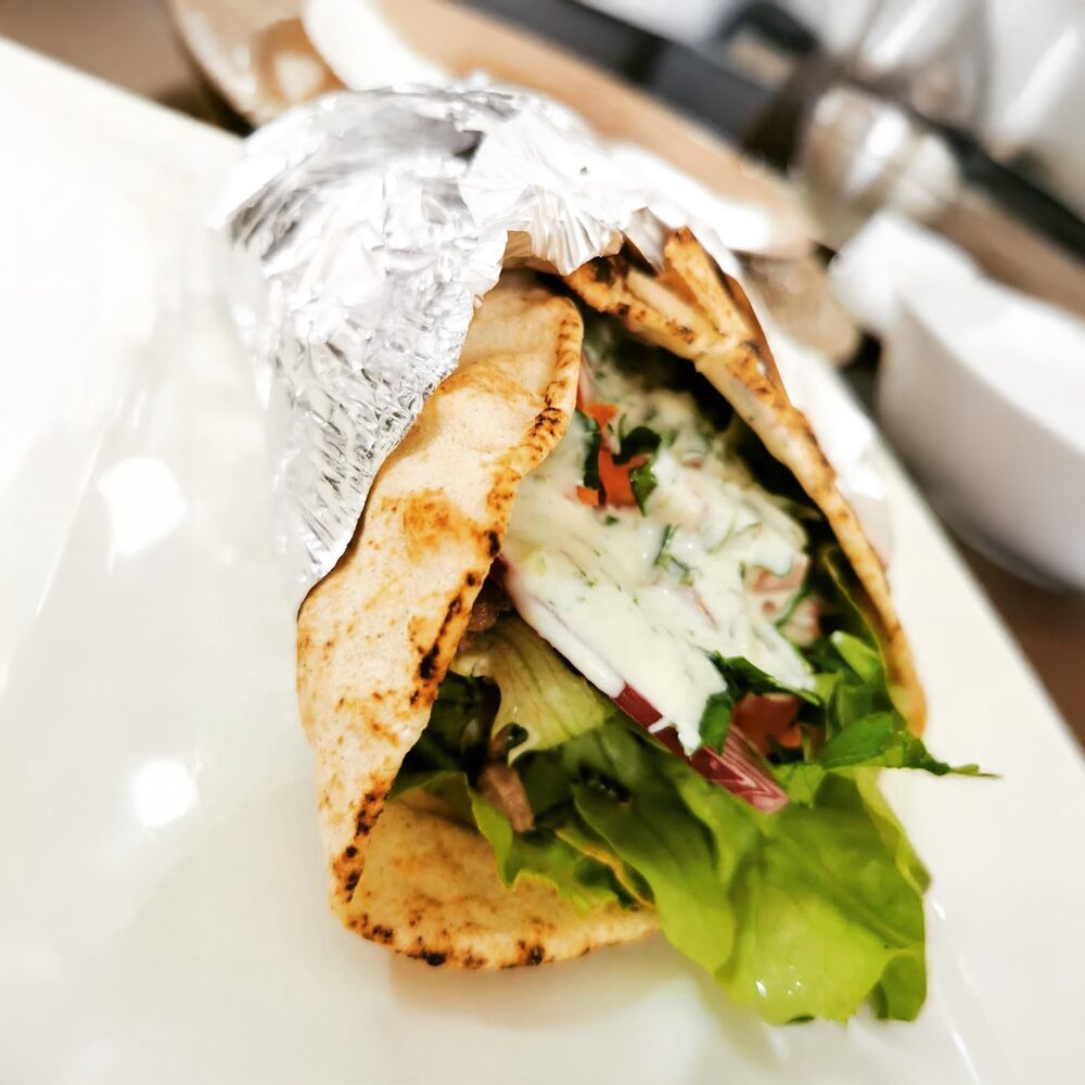 Shawarma con carne, pollo o falafel, servido con verduras frescas y salsa árabe en Kochü, restaurante en Vichuquén con vista al Lago